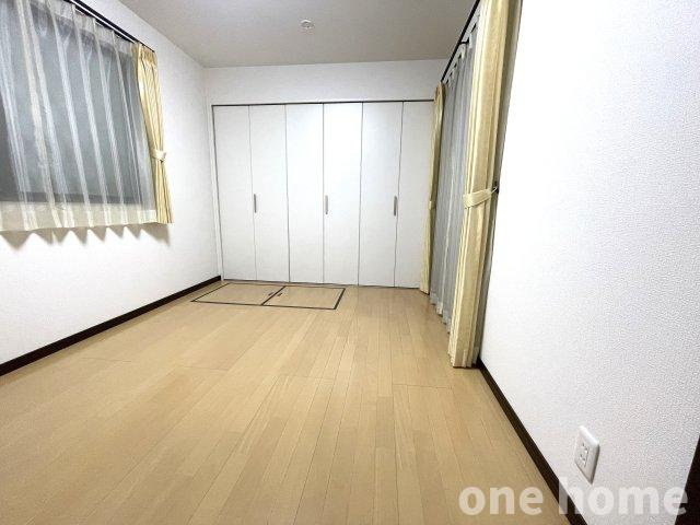三国本町1丁目中古戸建の洋室|◆1階約6.0帖洋室です！未使用につき大変きれいです！ハッチから大型床下収納へ続きます！
◆ベーシックな内装につき、様々な家具との相性はバッチリです！