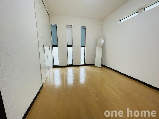 三国本町1丁目中古戸建の洋室|◆3階南西側 約6.0帖洋室です！未使用につき大変きれいです！
◆ハイサイドライトなどプライバシーを考慮した二面採光で、陽当たり・通風良好です！