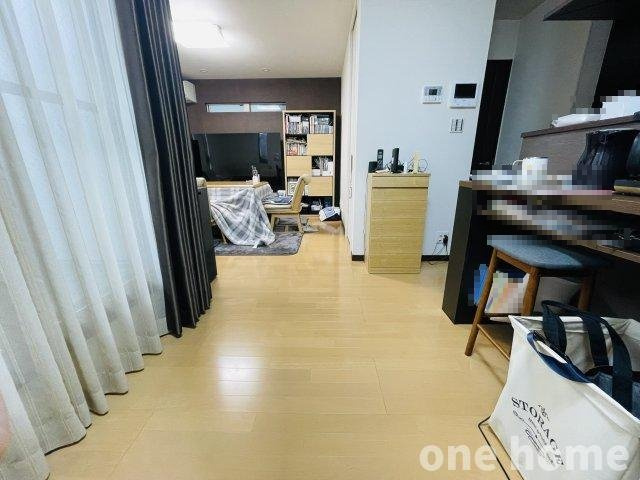 三国本町1丁目中古戸建の居間・リビング|◆2階LDKは広々約18.8帖！バルコニーから陽光差し込む明るい空間で、ご家族の笑顔あふれる明るい風通しの良い快適空間となるでしょう！
