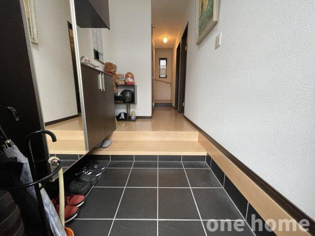 三国本町1丁目中古戸建の玄関|◆広々とした玄関は、ステップがあり段差もスムーズです！
◆大型のシューズボックス完備です！フロートタイプで普段使いの靴を下部に置いていただけます！
◆大きな姿見も嬉しいですね！