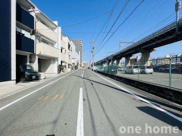 三国本町1丁目中古戸建の前面道路含む現地写真|◆前面道路は約8.0m！広々として車の出し入れがスムーズです！