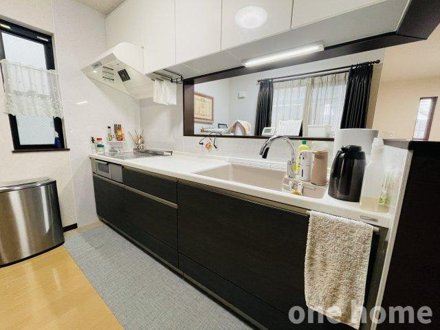 三国本町1丁目中古戸建のキッチン|◆令和4年3月システムキッチン新調（ハイグレードのトクラス製キッチン）
◆人気の対面式キッチンにつき、お子様の様子を見ながらお料理ができます！