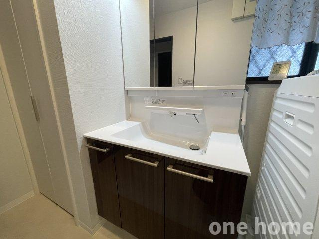 三国本町1丁目中古戸建の独立洗面台|◆三面鏡の洗面化粧台です！洗顔や洗髪がしやすい大きめボウルです！
◆令和3年11月洗面化粧台新調（TOTOオクターブW900）
◆洗面化粧台横には収納があり、タオルや日用品などを収納でき大活躍です！