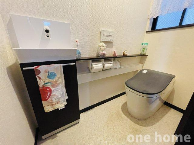 三国本町1丁目中古戸建のトイレ|◆2階温水洗浄便座付きトイレです！
◆令和2年8月トイレ新調（パナソニックアラウーノ・タンクレスタイプ）
◆手洗いが別にあり、小さなお子様も手洗いがしやすいです！石鹸を使えるのも嬉しいですね♪