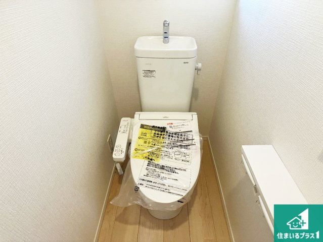 小野市神明町　第10期　新築一戸建てのトイレ|1・2階の2ヶ所にあるので、朝の忙しい時間の順番待ちもなく、深夜の利用にも大変便利です。