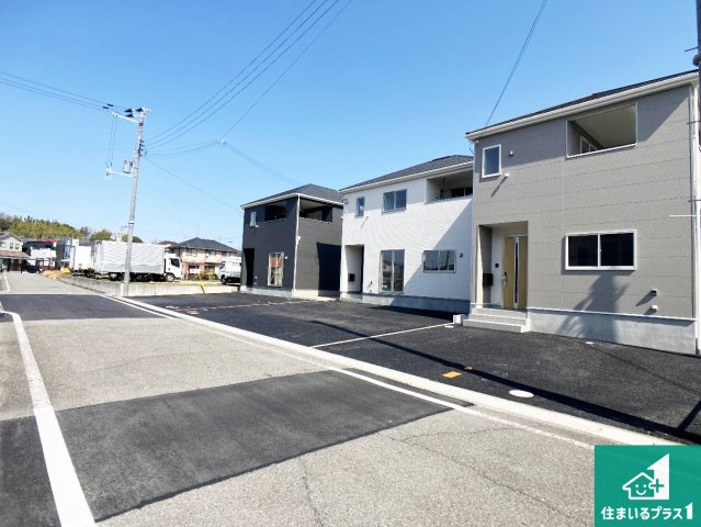 小野市神明町　第10期　新築一戸建ての前面道路含む現地写真|周辺は閑静な住宅街！前面道路広々で車の出し入れも便利です。駐車が苦手な方でも安心して車庫入れできます！