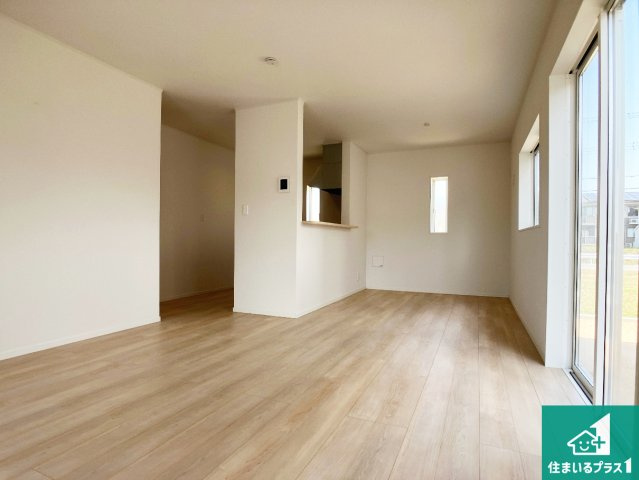 小野市神明町　第10期　新築一戸建ての居間・リビング|シンプルなリビングは、観葉植物等のインテリアを楽しめますね！パパ好みにも、ママ好みにも家具次第で雰囲気を変えることができます！