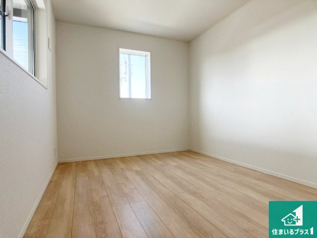 小野市神明町　第10期　新築一戸建ての洋室|収納スペースが充実しているので子供の成長に合わせてたくさん収納ができます！家族構成に合わせた様々な活用ができる収納！