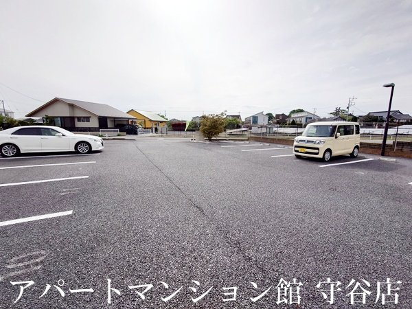 アヴェニール陽向の駐車場