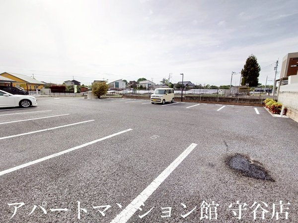 アヴェニール陽向の駐車場