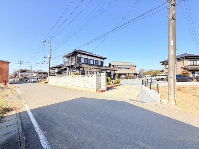 【日本家屋】二階建て倉庫付き土浦市高岡中古物件の前面道路含む現地写真