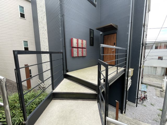 川崎市麻生区上麻生６丁目のアパートのエントランス