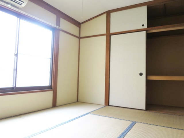 タマハイツの居間・リビング|2面採光の和室です☆