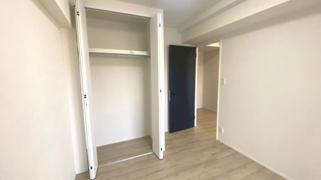 ロワールマンション西公園ビュー A棟の収納|見やすく、取り出しやすくスッキリ収納できる洋室のクローゼット！