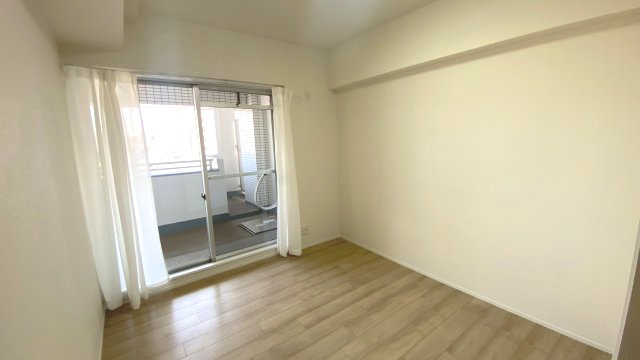 ロワールマンション西公園ビュー A棟の玄関|玄関収納はミラー付きで、外出前の身だしなみチェックに便利ですね！