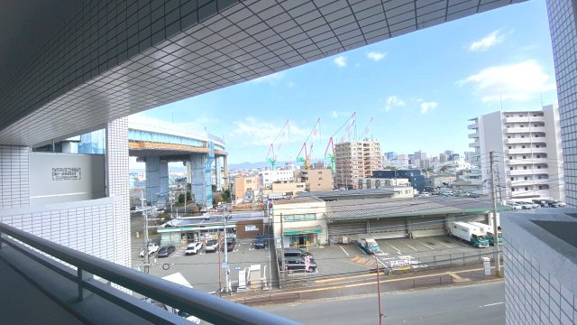 ロワールマンション西公園ビュー A棟の居間・リビング|南東向きのバルコニー直結！明るい印象のリビングです！