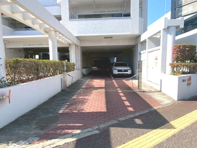 ロワールマンション西公園ビュー A棟の居間・リビング|バルコニーからの光が差し込む、日当たり良好のリビング空間！