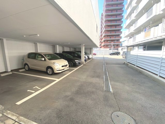 ロワールマンション西公園ビュー A棟の駐車場|平置きの駐車場です！駐車場の空き有ります！