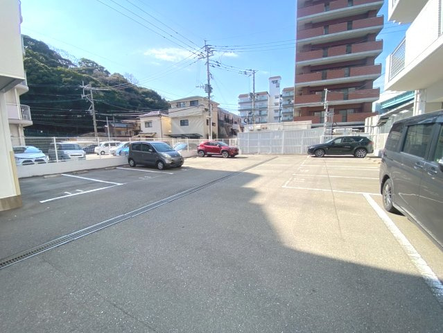 ロワールマンション西公園ビュー A棟の駐車場|お車をお持ちの方も安心です！