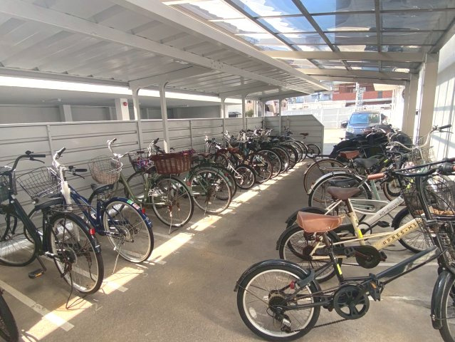 ロワールマンション西公園ビュー A棟の駐輪場|サイクルポート付きの駐輪場で雨の日も安心ですね！