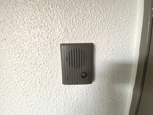 ロワールマンション西公園ビュー A棟の防犯設備|玄関前のインターホンです！