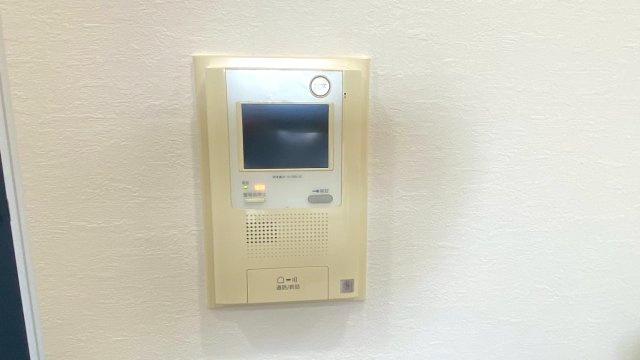 ロワールマンション西公園ビュー A棟の防犯設備|来客の様子が見えて安心のモニター付きインターホンです！