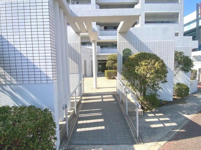 ロワールマンション西公園ビュー A棟の外観|安心して使えるバリアフリー対応のスロープ！ベビーカーや車椅子の移動もスムーズに！