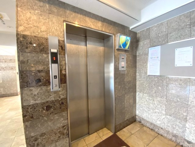 ロワールマンション西公園ビュー A棟の設備|防犯カメラ付きのエレベーターで安心ですね！
