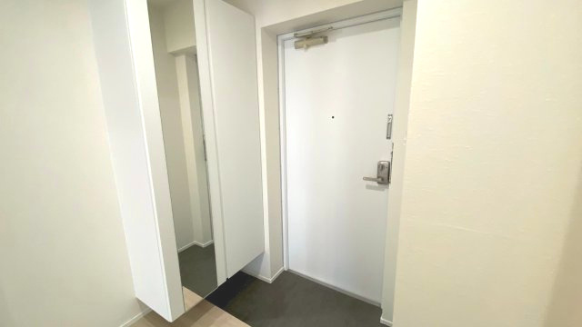 ロワールマンション西公園ビュー A棟の玄関|玄関収納はミラー付きで、外出前の身だしなみチェックに便利ですね！