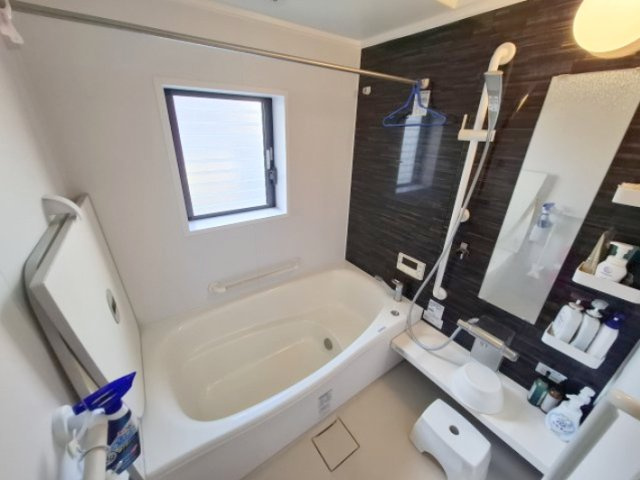 売中古戸建　静岡市駿河区緑が丘町の浴室|ツートンカラーの浴室。スタイリッシュであり、落ち着いた雰囲気も醸し出された空間です。