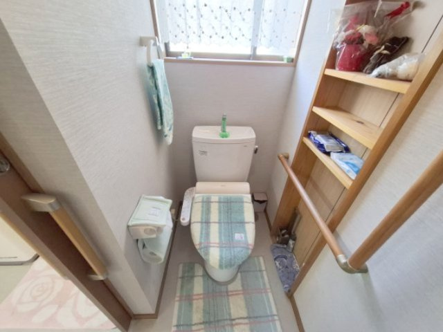 売中古戸建　静岡市駿河区緑が丘町のトイレ|窓があり自然光による明るさが保たれます。新鮮な空気も入るので気持ちよく使用していただけます！