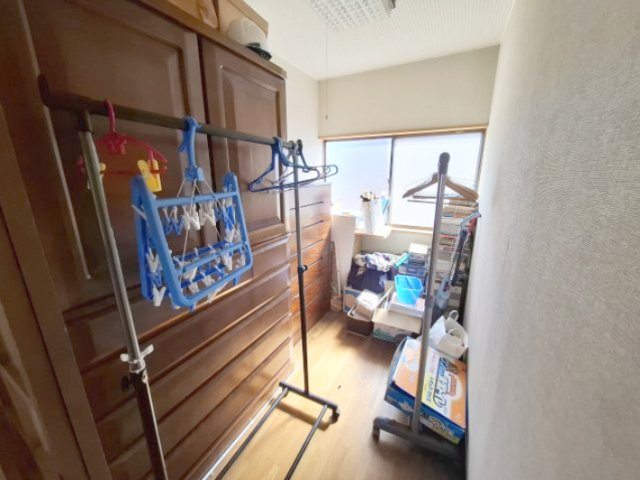 売中古戸建　静岡市駿河区緑が丘町の収納|納戸：約３帖もの収納スペースがあるので居住空間をスッキリ快適に保つことができますね！