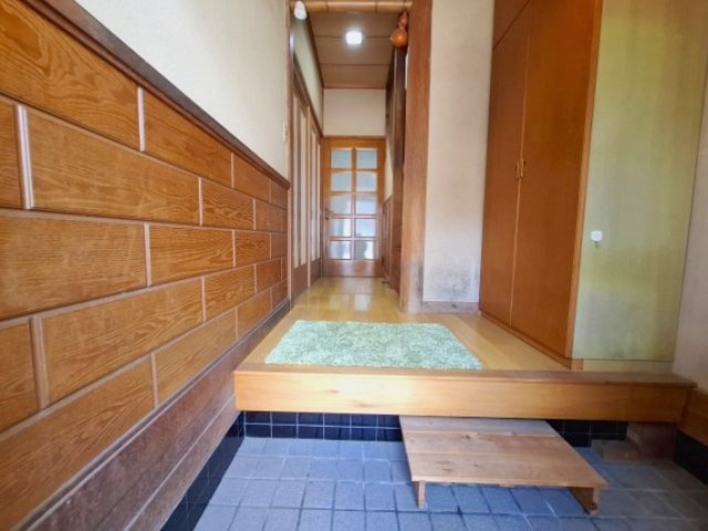 売中古戸建　静岡市駿河区緑が丘町の玄関|上がり框があるので、泥・砂埃の侵入をふせぎ、座って靴の脱ぎ履きもできます。清潔・安全で便利ですね。
