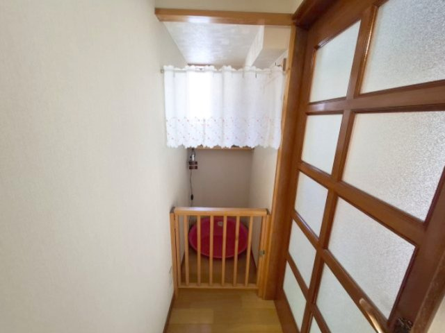 売中古戸建　静岡市駿河区緑が丘町の内装|リビング奥スペース。戸をあけると廊下になります。