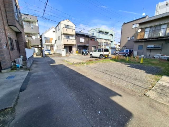 売中古戸建　静岡市駿河区緑が丘町の前面道路含む現地写真|広い間口で駐車もラクラク！
