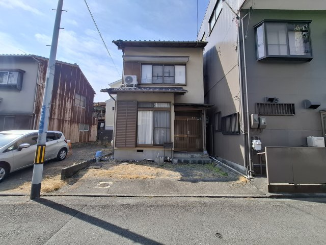 売中古戸建　静岡市駿河区緑が丘町の前面道路含む現地写真|玄関前にも１台駐車可能（車種による)