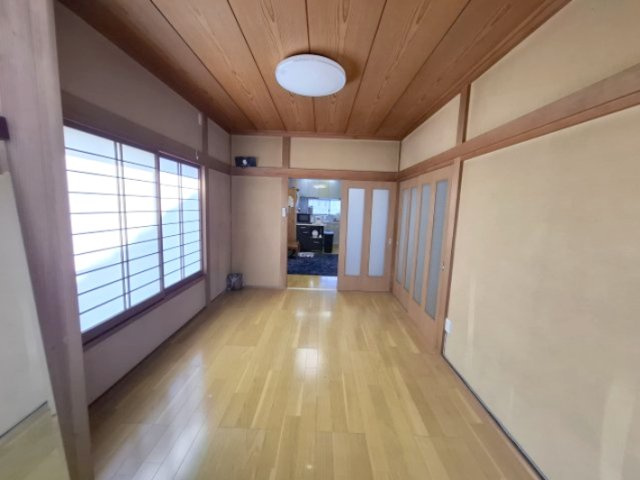 売中古戸建　静岡市駿河区緑が丘町の洋室|リビングと玄関ホールとつながる洋室。生活動線もスムーズです。