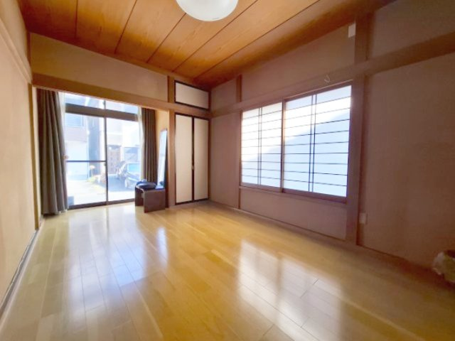 売中古戸建　静岡市駿河区緑が丘町の洋室|リビング横の洋室：2面採光で明るく風通しもよいです。