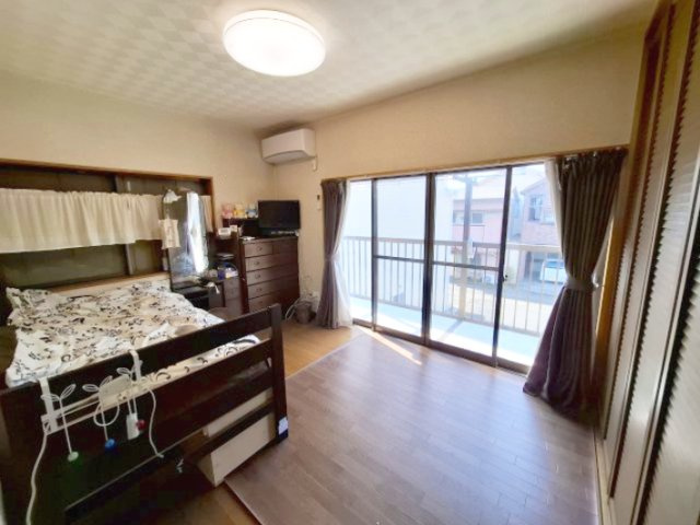 売中古戸建　静岡市駿河区緑が丘町の洋室|大きな窓とバルコニーがあることで室内空間と一体感を生み出し開放感をかんじられます。