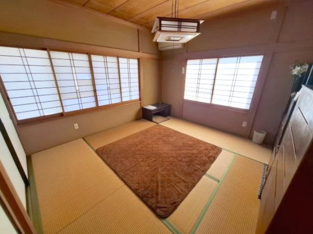 売中古戸建　静岡市駿河区緑が丘町の和室|２階和室：陽当りよし、通風よし。押入もあるので居住空間をスッキリ保つことができます。