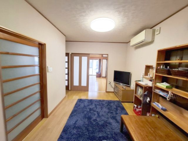 売中古戸建　静岡市駿河区緑が丘町の居間・リビング|広いリビングで圧迫感がなく、ゆったりとくつろげる空間です。