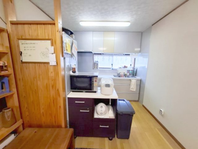 売中古戸建　静岡市駿河区緑が丘町のキッチン|キッチンの窓から自然光が入るので明るい雰囲気のダイニングキッチン