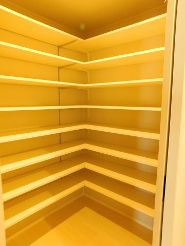 ブリス野多目の収納|【人気物件】広々玄関♪ウォークインシューズボックス、収納が豊富です。