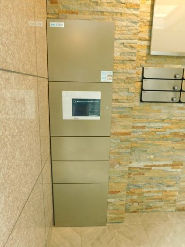 ブリス野多目のエントランス|☆築浅物件♪☆オートロック、モニター付インターホン、防犯安心です♪宅配ボックスも有ります。