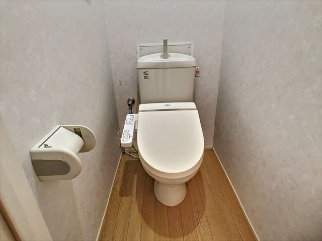 ヴィラージュアンのトイレ|【駅近く】トイレ（温水洗浄便座・手洗いカウンター付き）、とても綺麗で清潔感があります♪