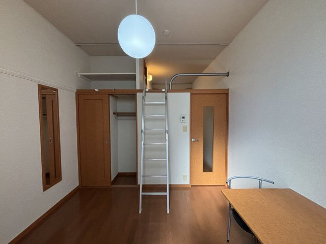 レオパレスセリバテール仁川の居間・リビング