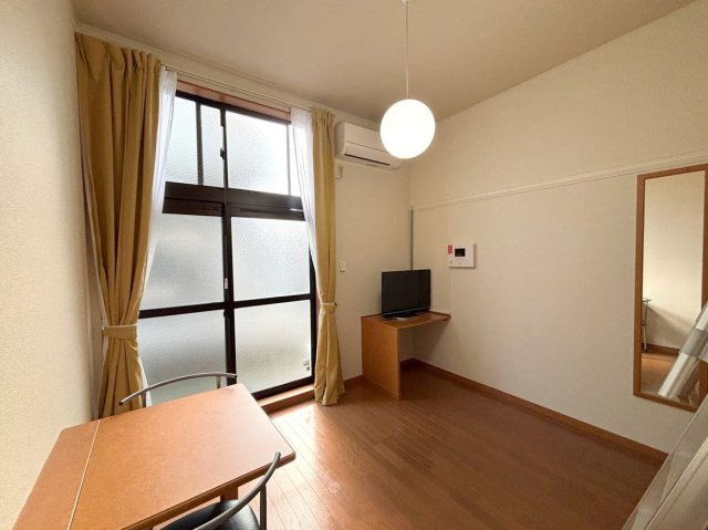 レオパレスセリバテール仁川の居間・リビング