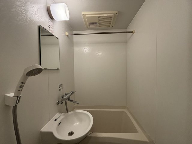 レオパレスセリバテール仁川の浴室