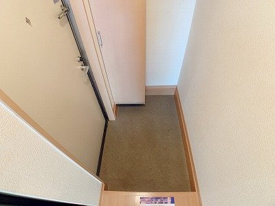 レオパレス清荒神ＬＡ１の玄関