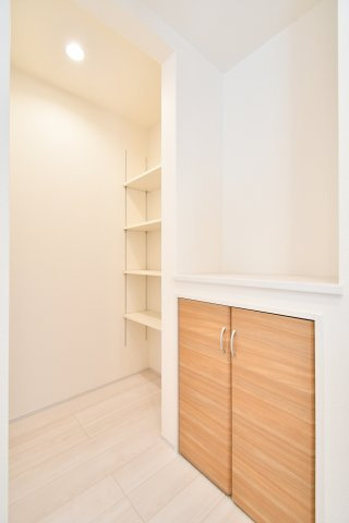 上尾市泉台2丁目2期　全1棟の収納|パントリー：可動棚付きの収納スペースは、食料備蓄や大型調理器具の保管におすすめ。カウンター下収納も備え、細かな日用品もスッキリ収まります。家事効率を劇的に高める機能的な設計。